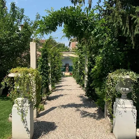 Secret Garden And Cozy Flat
