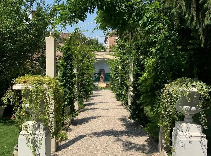 Secret Garden And Cozy Flat