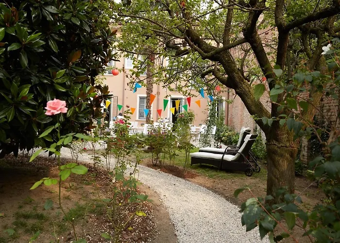 Secret Garden And Cozy Flat 레조넬에밀리아